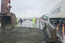 Lực lượng giao thông nỗ lực khắc phục sửa chữa hư hỏng trên Quốc lộ 1A đoạn qua các tỉnh Gia Lai, Đắk Lắk.