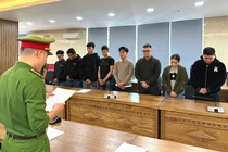 Cơ quan Cảnh sát điều tra tống đạt quyết định khởi tố thêm 10 đối tượng liên quan đến đường dây lừa đảo xuyên biên giới.