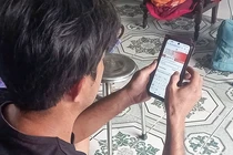 Anh Trần Thái Vũ (trú thôn Đại An, xã Đại Lãnh, huyện Đại Lộc) thực hiện khai báo, xác thực hồ sơ ở nhà mà không phải lên UBND xã chờ đợi như trước đây.