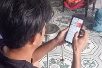 Anh Trần Thái Vũ (trú thôn Đại An, xã Đại Lãnh, huyện Đại Lộc) thực hiện khai báo, xác thực hồ sơ ở nhà mà không phải lên UBND xã chờ đợi như trước đây.