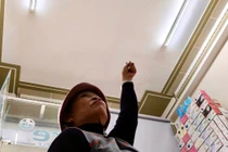 Bà Phan Thị Lụa, người dân ở đối diện hố tử thần lo lắng chỉ vết nứt trên trần nhà.