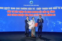 Lãnh đạo TP Đà Nẵng trao quyết định chủ trương đầu tư hạ tầng Khu công nghiệp Hoà Ninh cho đại diện Công ty CP Thanh Bình Phú Mỹ tại lễ khởi động dự án.