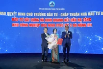 Lãnh đạo TP Đà Nẵng trao quyết định chủ trương đầu tư hạ tầng Khu công nghiệp Hoà Ninh cho đại diện Công ty CP Thanh Bình Phú Mỹ tại lễ khởi động dự án.