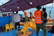 Lực lượng tuần tra của Đồn Biên phòng Sơn Trà (Đà Nẵng) kiểm tra và xử lý trường hợp tàu cá tổ chức tour câu mực trên biển trái phép. Ảnh: Đồn Biên phòng Sơn Trà cung cấp.