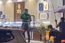 Tên cướp thực hiện vụ cướp tiệm vàng PNJ ở Đà Nẵng. Ảnh chụp từ clip.