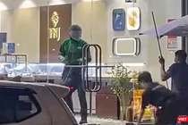 Tên cướp thực hiện vụ cướp tiệm vàng PNJ ở Đà Nẵng. Ảnh chụp từ clip.
