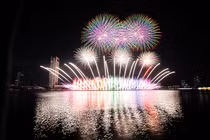 Màn pháo hoa ấn tượng của đội Việt Nam 2 trong đêm thứ 2 DIFF 2025.