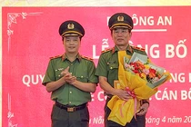 Thiếu tướng Trần Hồng Đức, Thứ trưởng Bộ Công an tặng hoa cho Thiếu tướng Vũ Xuân Viên, Giám đốc Công an TP Đà Nẵng tại buổi công bố quyết định nghỉ hưu.