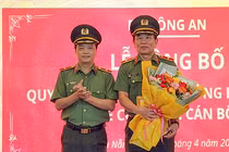 Thiếu tướng Trần Hồng Đức, Thứ trưởng Bộ Công an tặng hoa cho Thiếu tướng Vũ Xuân Viên, Giám đốc Công an TP Đà Nẵng tại buổi công bố quyết định nghỉ hưu.