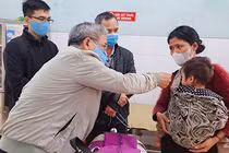 Bác sĩ khám cho trẻ bị sốt ở Nam Trà My, Quảng Nam. Ảnh: CĐ.