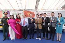 Bí thư Thành uỷ Đà Nẵng Nguyễn Văn Quảng tham quan gian hàng trưng bày các dòng xe ô tô điện đang gây sốt trên thị trường (gồm: VF 3, VF 5, VF 6, VF 7, VF 8 và VF 9) của Vingroup tại triển lãm "Đà Nẵng - Phát triển và hội nhập".