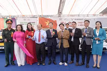 Bí thư Thành uỷ Đà Nẵng Nguyễn Văn Quảng tham quan gian hàng trưng bày các dòng xe ô tô điện đang gây sốt trên thị trường (gồm: VF 3, VF 5, VF 6, VF 7, VF 8 và VF 9) của Vingroup tại triển lãm "Đà Nẵng - Phát triển và hội nhập".