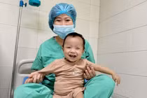 Bé V.Q.H. (15 tháng tuổi) mạnh khoẻ sau ca ghép gan.