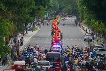 Hàng nghìn người dân Đà Nẵng nối đuôi cung rước xá lợi Đức Phật từ Ấn Độ.