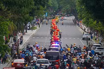 Hàng nghìn người dân Đà Nẵng nối đuôi cung rước xá lợi Đức Phật từ Ấn Độ.