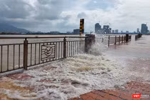 Nước sông Hàn cùng các đợt sóng tràn qua vỉa hè đường Như Nguyệt, thành phố Đà Nẵng.