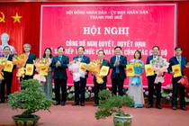 Các cá nhân được trao quyết định phân công công tác tại buổi lễ công bố.