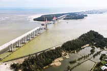 Công trình cầu vượt biển Thuận An, TP.Huế mở ra những triển vọng về sự phát triển kinh tế xã hội của nhiều địa phương ven biển TP Huế. Ảnh: V.V.T.