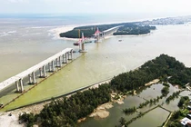 Công trình cầu vượt biển Thuận An, TP.Huế mở ra những triển vọng về sự phát triển kinh tế xã hội của nhiều địa phương ven biển TP Huế. Ảnh: V.V.T.