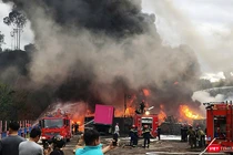 Lực lượng cảnh sát PCCC nỗ lực dập lửa.