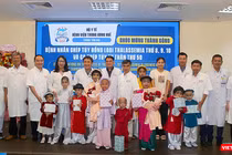 Lãnh đạo và nhân viên Bệnh viện Trung ương Huế chúc mừng ngày ra viện của các bệnh nhi vừa được ghép tủy thành công.