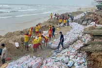 Đà Nẵng xử lý tình trạng sạt lở bãi biển du lịch bằng rọ bao cát. Ảnh: MH.