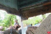 Ông Trần Văn Can (xã Tuy An Đông, Đắk Lắk) thất thần trước ngôi nhà sau khi tránh lũ trở về.