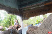 Ông Trần Văn Can (xã Tuy An Đông, Đắk Lắk) thất thần trước ngôi nhà sau khi tránh lũ trở về.