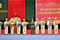 Thiếu tướng Nguyễn Hữu Hợp, Giám đốc Công an tỉnh Quảng Nam trao quyết định cho các cán bộ nghỉ hưu trước tuổi.