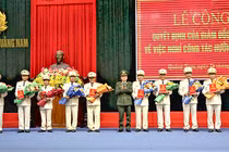 Thiếu tướng Nguyễn Hữu Hợp, Giám đốc Công an tỉnh Quảng Nam trao quyết định cho các cán bộ nghỉ hưu trước tuổi.