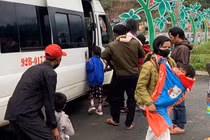 Trẻ em huyện Nam Trà My được đưa đi viện thăm khám. Ảnh: Bình Nam.