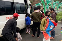 Trẻ em huyện Nam Trà My được đưa đi viện thăm khám. Ảnh: Bình Nam.