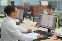 Cán bộ công chức phường Thanh Khê (Đà Nẵng) phục vụ người dân trong ngày đầu thí điểm.