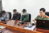 Cơ quan Công an Đà Nẵng lấy lời khai các đối tượng. Ảnh CADN