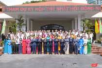 Các đại biểu HĐND TP Đà Nẵng và lãnh đạo Thành uỷ chụp ảnh lưu niệm nhân Kỳ họp đầu tiên của HĐND TP Đà Nẵng sau hợp nhất với Quảng Nam.