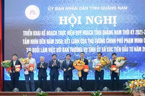 Lãnh đạo tỉnh Quảng Nam trao chứng nhận đầu tư cho các doanh nghiệp.