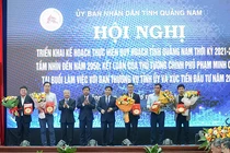 Lãnh đạo tỉnh Quảng Nam trao chứng nhận đầu tư cho các doanh nghiệp.