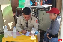 Lực lượng chức năng phường An Hải (Đà Nẵng) làm việc với bà N.T.N.L (trú tại phường Ngũ Hành Sơn), chủ quán vỉa hè bị tố "chặt chém" du khách.