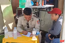 Lực lượng chức năng phường An Hải (Đà Nẵng) làm việc với bà N.T.N.L (trú tại phường Ngũ Hành Sơn), chủ quán vỉa hè bị tố "chặt chém" du khách.