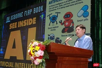 PGS.TS Tưởng Duy Hải, Đại học Sư phạm Hà Nội trình bày các nội dung ứng dụng AI trong giáo dục và chương trình giáo dục STEM cho giáo viên các cấp học tại chương trình tập huấn.