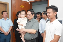 Thủ tướng Chính phủ Phạm Minh Chính cùng đoàn công tác trong chuyến kiểm tra thực tế phát triển nhà ở xã hội tại Huế.