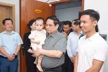 Thủ tướng Chính phủ Phạm Minh Chính cùng đoàn công tác trong chuyến kiểm tra thực tế phát triển nhà ở xã hội tại Huế.