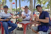 Anh Phan Thanh Trinh cùng bạn và du khách người Australia chung vui khi tìm lại được chiếc nhẫn kim cương bị đánh rơi ở bãi biển Cửa Đại. Ảnh nhân vật cung cấp