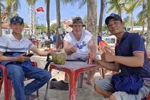 Anh Phan Thanh Trinh cùng bạn và du khách người Australia chung vui khi tìm lại được chiếc nhẫn kim cương bị đánh rơi ở bãi biển Cửa Đại. Ảnh nhân vật cung cấp