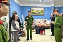 Công an Đà Nẵng tống đạt quyết định khởi tố, bắt tạm giam đối với các đối tượng (Ảnh: Công an cung cấp).