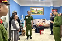 Công an Đà Nẵng tống đạt quyết định khởi tố, bắt tạm giam đối với các đối tượng (Ảnh: Công an cung cấp).