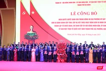 Ông Trần Cẩm Tú, Ủy viên Bộ Chính trị, Thường trực Ban Bí thư trao quyết định và tặng hoa cho các cá nhân trong Ban Thường vụ Thành uỷ Đà Nẵng mới.