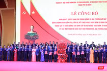 Ông Trần Cẩm Tú, Ủy viên Bộ Chính trị, Thường trực Ban Bí thư trao quyết định và tặng hoa cho các cá nhân trong Ban Thường vụ Thành uỷ Đà Nẵng mới.