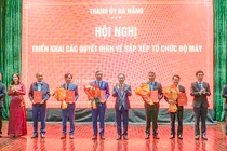 Ông Nguyễn Văn Quảng (thứ 5 từ phải sang), Bí thư Thành ủy Đà Nẵng trao quyết định cho ông Lê Trung Chinh (thứ 5 từ trái sang) và các cá nhân tại hội nghị.