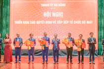 Ông Nguyễn Văn Quảng (thứ 5 từ phải sang), Bí thư Thành ủy Đà Nẵng trao quyết định cho ông Lê Trung Chinh (thứ 5 từ trái sang) và các cá nhân tại hội nghị.